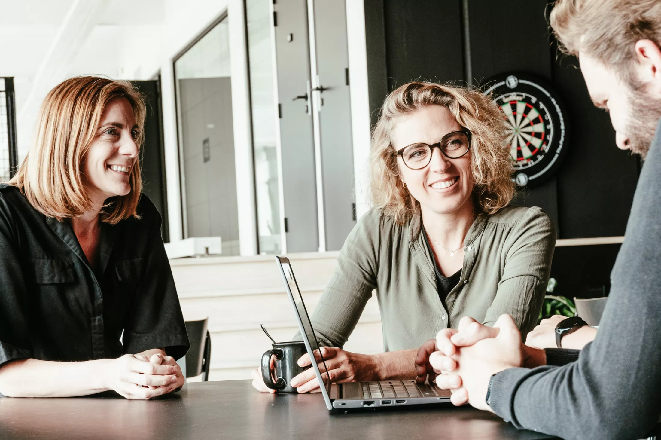 Lien Vansteenkiste - Leen Janssens - Thomas Hondekyn overleg in Bar Noir